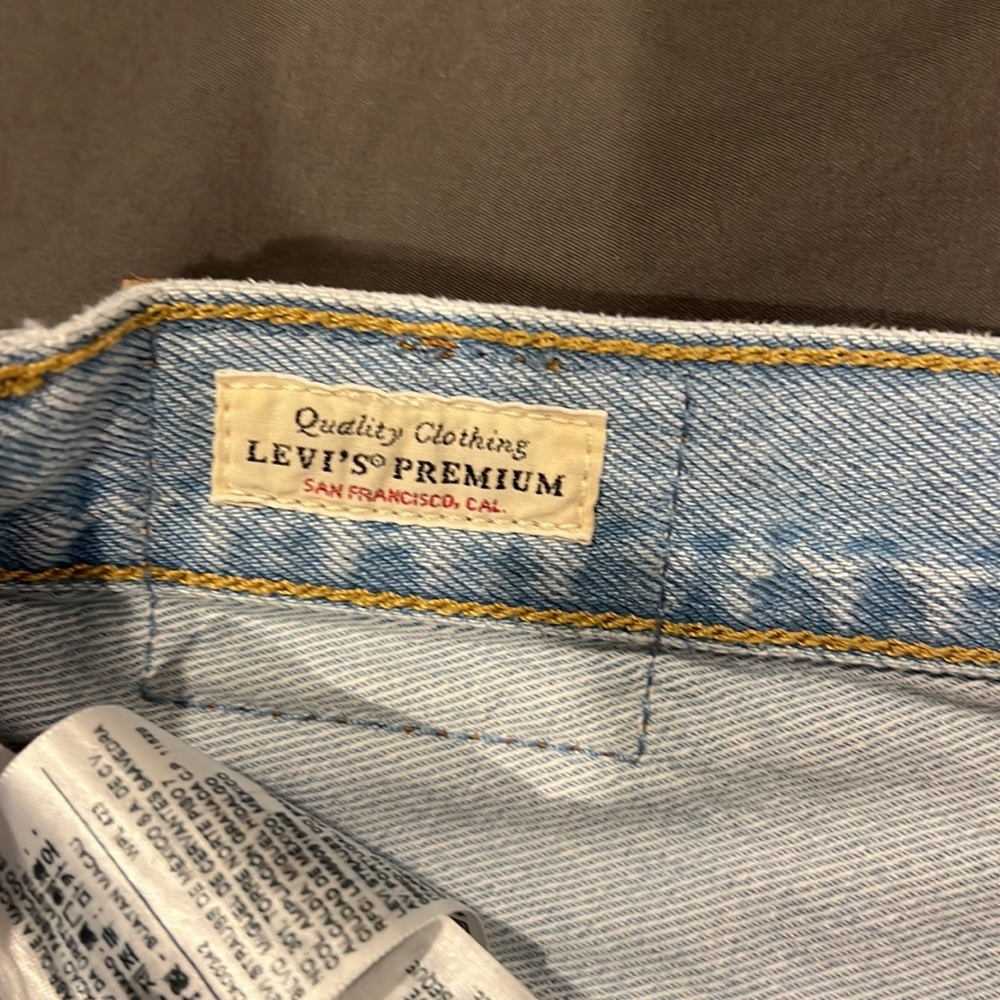 Levi’s Ripped Ripcage Shorts - Picture 4 of 5